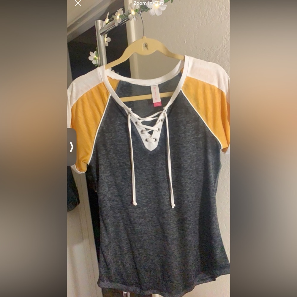 No boundaries Women’s T-shirt/V-neck short sleeves multi-color size Large